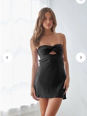 American Threads Kiara Keyhole Open Back Mini Dress